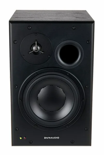 Dynaudio BM15A left, het logo en de afwerking