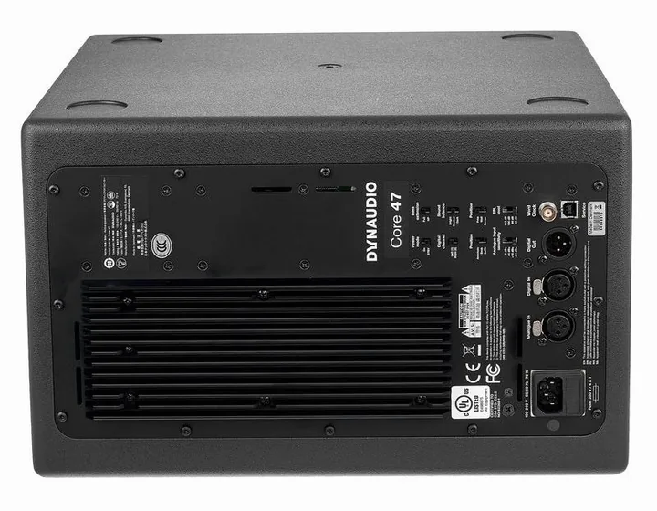 Dynaudio Core 47 Right, de achterkant met de aansluitingen