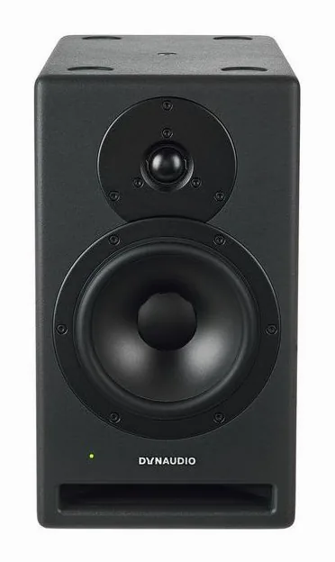 Dynaudio Core 7, het logo en de afwerking
