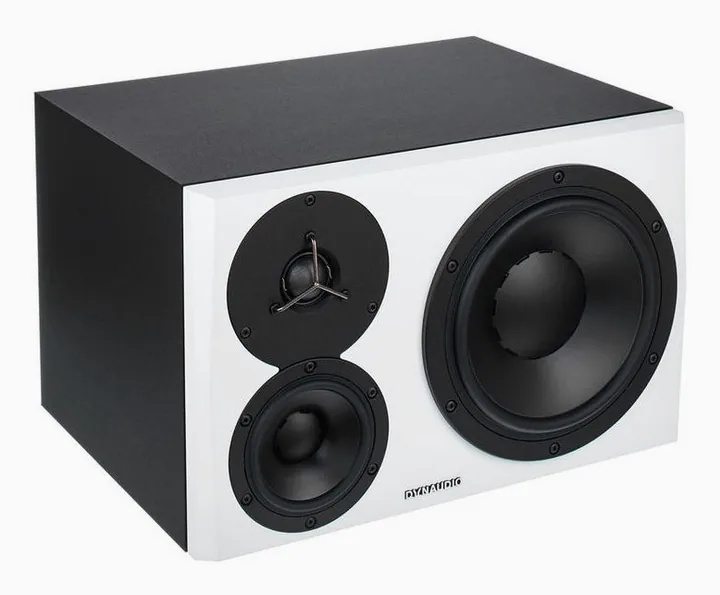 Dynaudio LYD-48 White Left, de achterkant met de aansluitingen