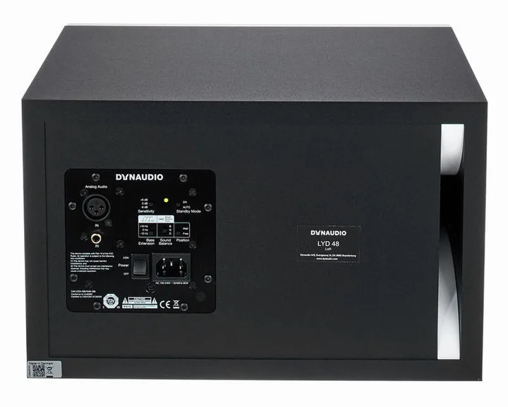 Dynaudio LYD-48 White Left, het logo en de afwerking