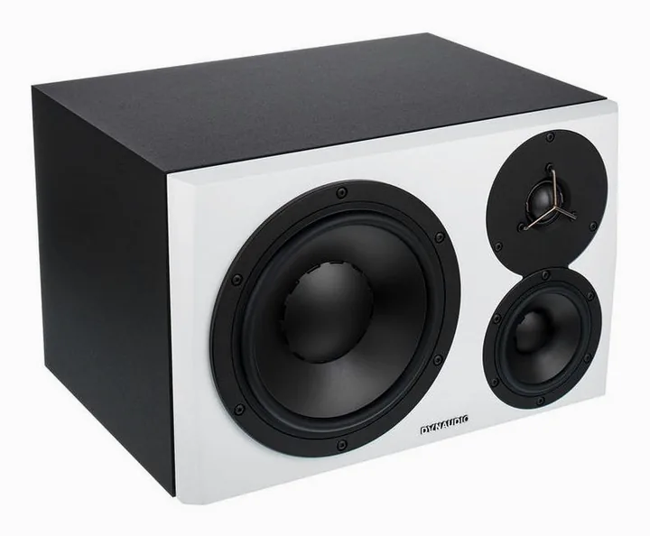 Dynaudio LYD-48 White Right, het logo en de afwerking