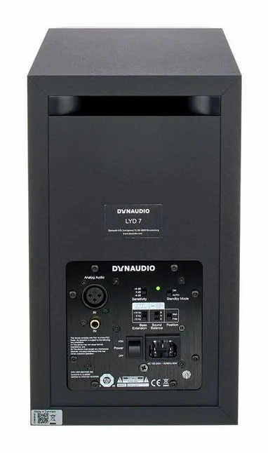 Dynaudio LYD-7 Black, het logo en de afwerking