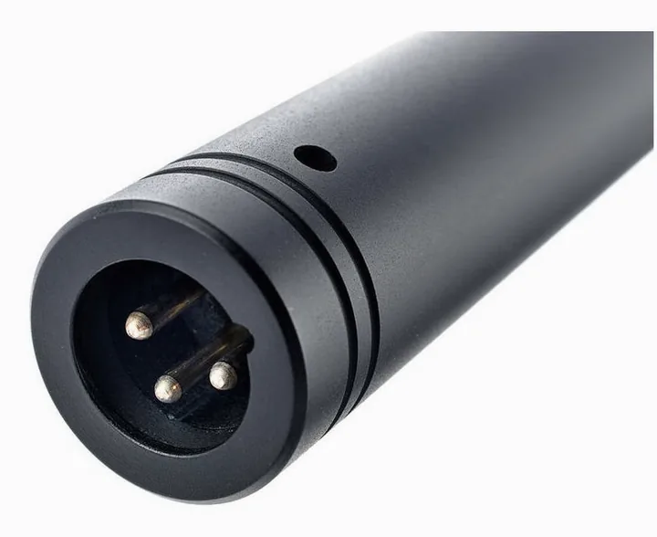 EV PL 80a, de XLR-aansluiting onderaan