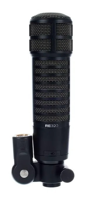EV RE320 FetAmp Bundle, de XLR-aansluiting onderaan