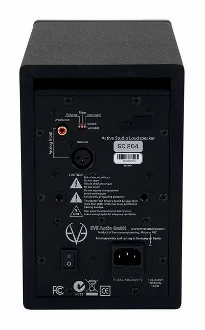 EVE Audio SC204 Stand Bundle, het frontpaneel met de woofer en tweeter