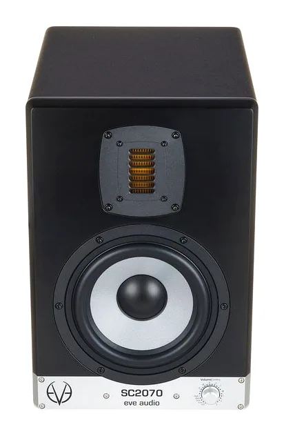 EVE Audio SC2070, het logo en de afwerking