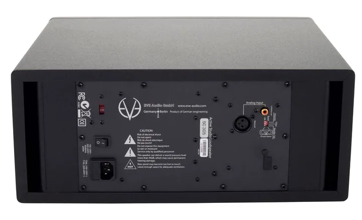 EVE Audio SC305, de achterkant met de aansluitingen