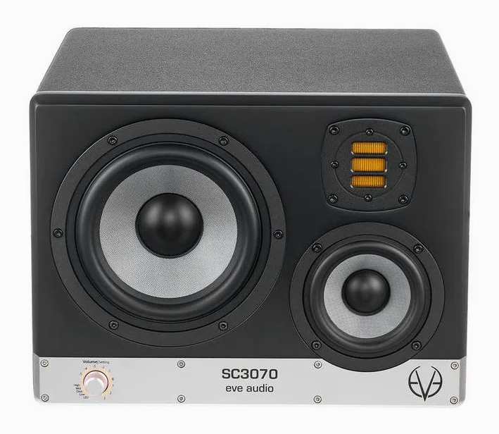 EVE Audio SC3070 left, de bassreflexpoort