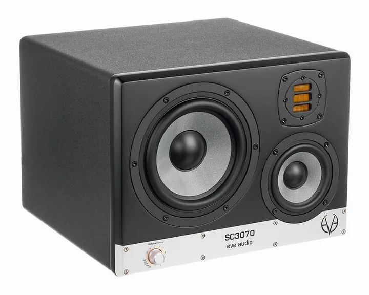 EVE Audio SC3070 left, de behuizing van opzij