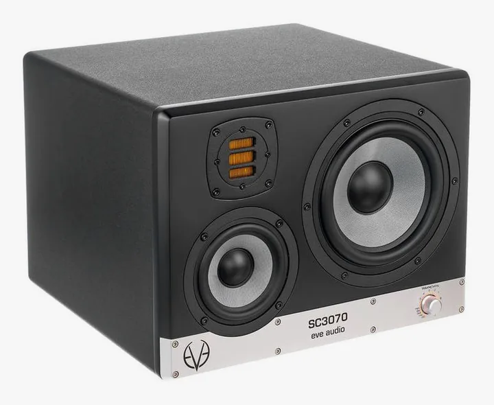 EVE Audio SC3070 right, het frontpaneel met de woofer en tweeter