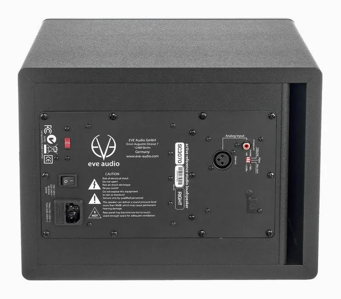 EVE Audio SC3070 right, de achterkant met de aansluitingen