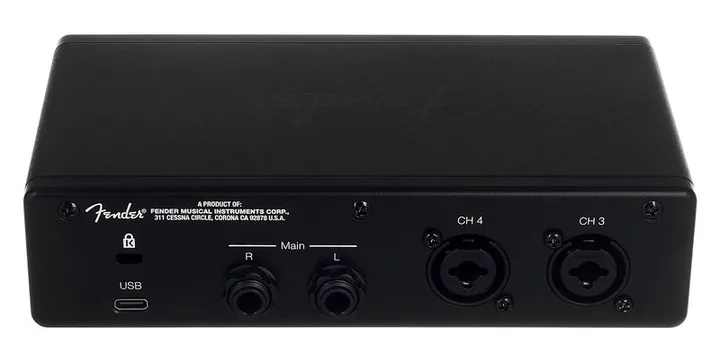 Fender Studio Quantum LT 4, de ingangen aan de voorzijde