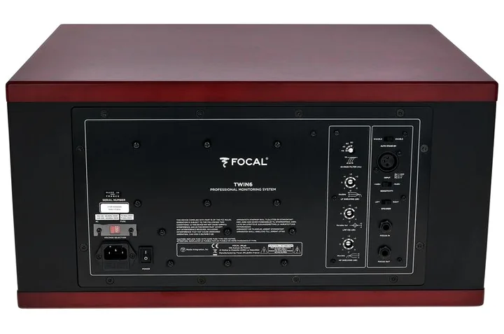Focal Twin6, de achterkant met de aansluitingen