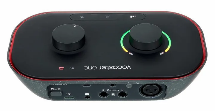 Focusrite Vocaster One, de ingangen aan de voorzijde