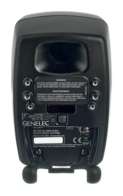 Genelec 8010 AM, de achterkant met de aansluitingen
