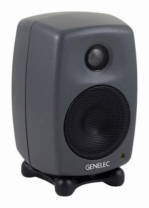 Genelec 8010 AP M-Control Bundle, het logo en de afwerking