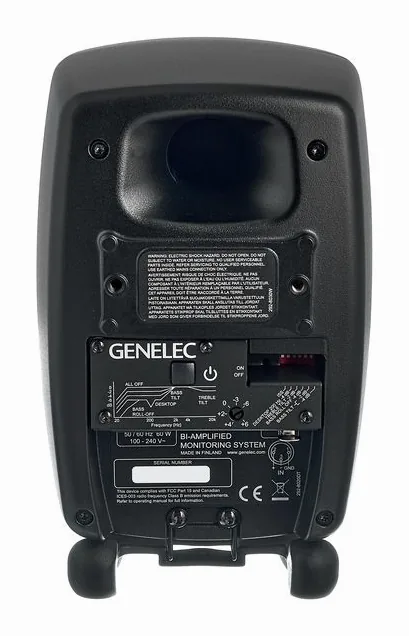 Genelec 8020 DMM, de achterkant met de aansluitingen