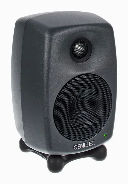 Genelec 8020 DPM Stand Bundle BK, de achterkant met de aansluitingen