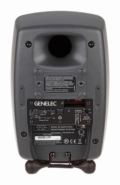 Genelec 8030 CP Stand Bundle, de achterkant met de aansluitingen