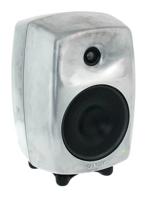 Genelec 8040 RAW, het logo en de afwerking