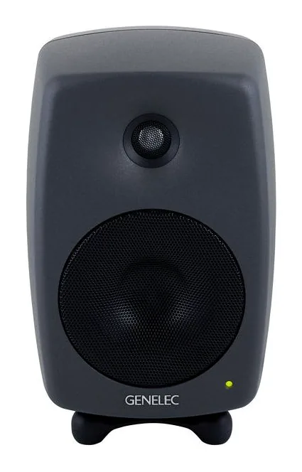 Genelec 8330 AP, de achterkant met de aansluitingen