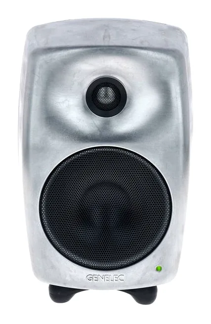 Genelec 8330 RAW, het logo en de afwerking