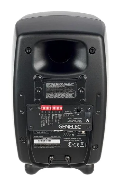 Genelec 8331 AM, de achterkant met de aansluitingen