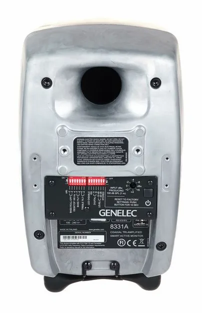Genelec 8331 RAW, de achterkant met de aansluitingen