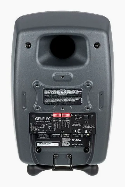 Genelec 8340 APM, de achterkant met de aansluitingen
