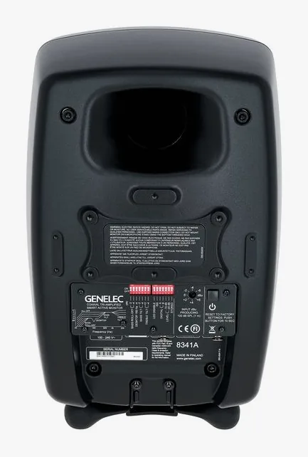 Genelec 8341 AM, de achterkant met de aansluitingen