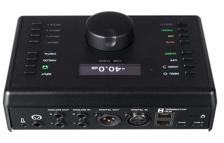 Genelec 9320A Reference Controller, het frontpaneel met de woofer en tweeter