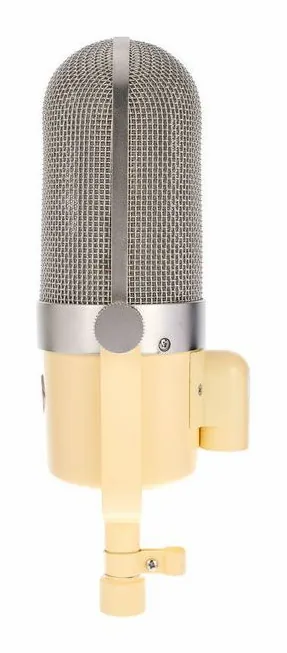 Golden Age Audio Project R1 MK2, de XLR-aansluiting onderaan