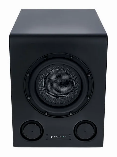 HEDD Bass 08, de achterkant met de aansluitingen