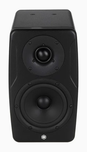 IK Multimedia iLoud Precision 5 MKII, de achterkant met de aansluitingen