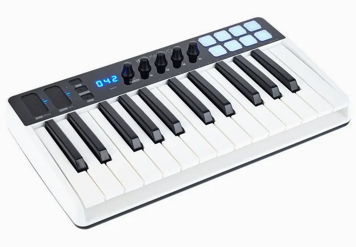 IK Multimedia iRig Keys I/O 25, de aansluitingen aan de achterkant
