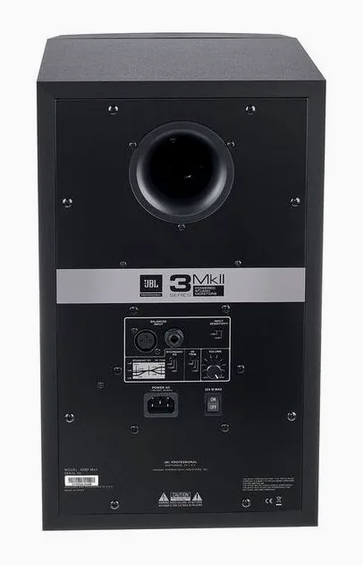 JBL 308P MKII, de achterkant met de aansluitingen