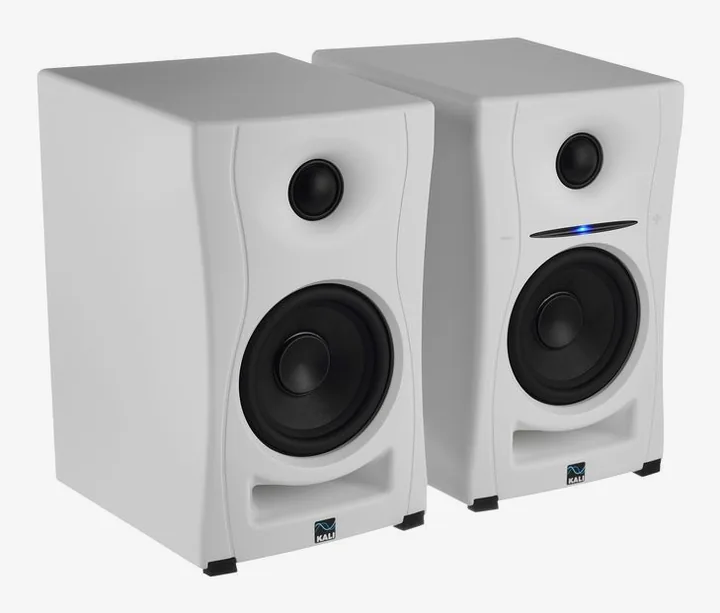 Kali Audio LP-UNF White, het logo en de afwerking