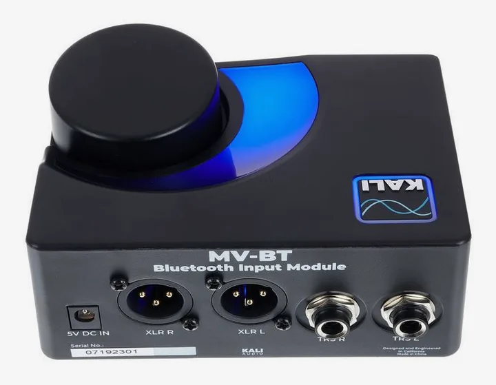 Kali Audio MV-BT, het frontpaneel met de woofer en tweeter