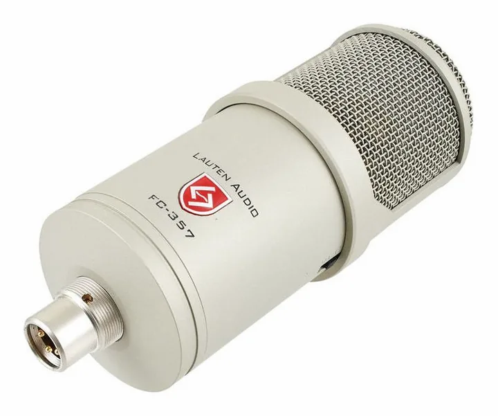 Lauten Audio Clarion FC-357, de XLR-aansluiting onderaan