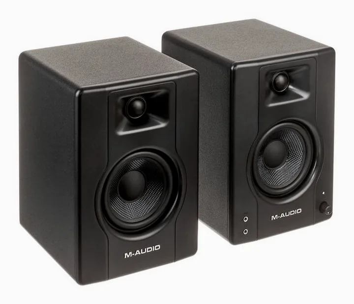 M-Audio BX4, de behuizing van opzij