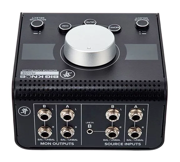 Mackie Big Knob Passive, het frontpaneel met de woofer en tweeter
