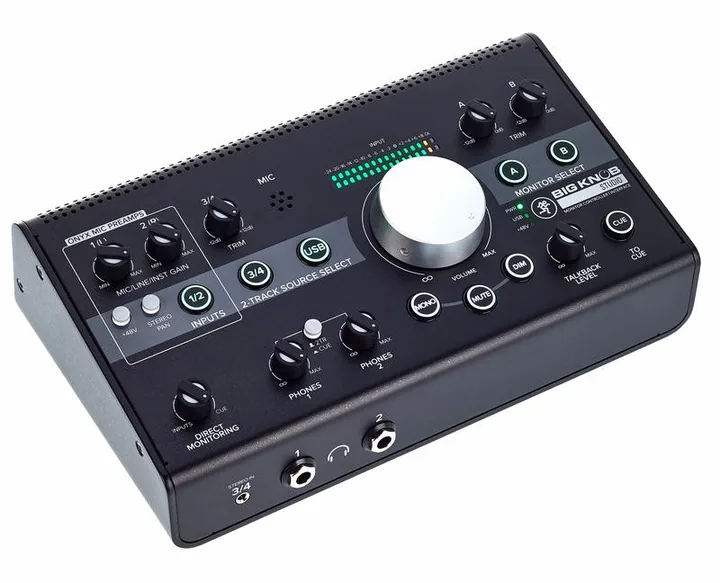 Mackie Big Knob Studio, de ingangen aan de voorzijde