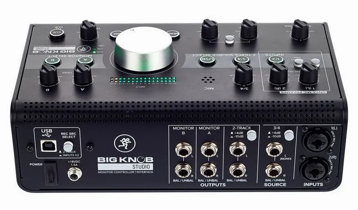 Mackie Big Knob Studio, het voorpaneel met de draaiknoppen