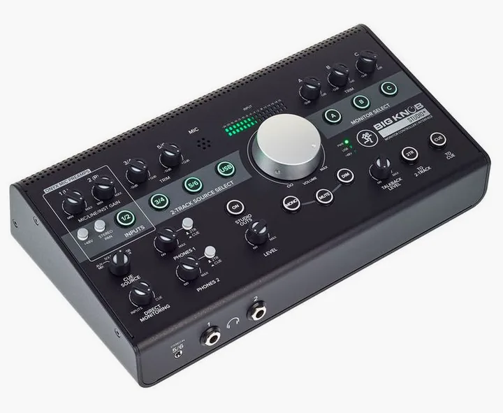 Mackie Big Knob Studio+, de ingangen aan de voorzijde