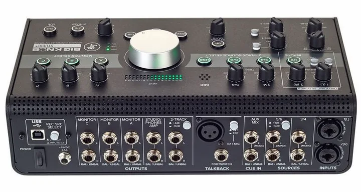 Mackie Big Knob Studio+, de aansluitingen aan de achterkant