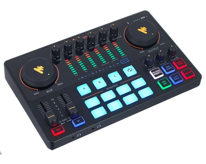 Maono Maonocaster AME2, het voorpaneel met de draaiknoppen