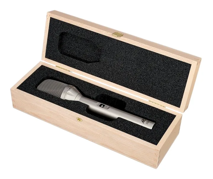 Microtech Gefell UMT 70 S Satin Nickel, de XLR-aansluiting onderaan