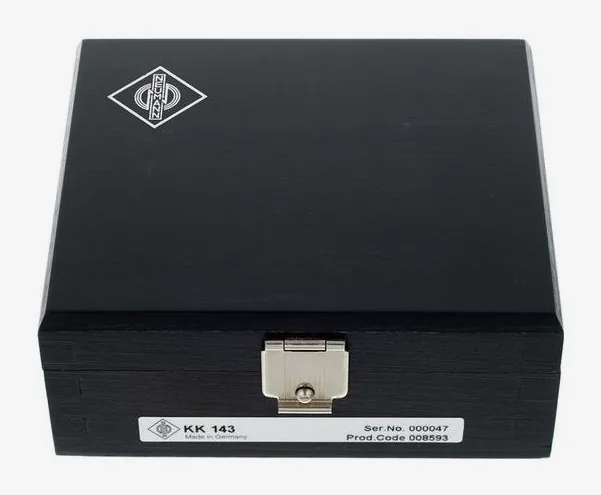 Neumann KK143, de behuizing van opzij