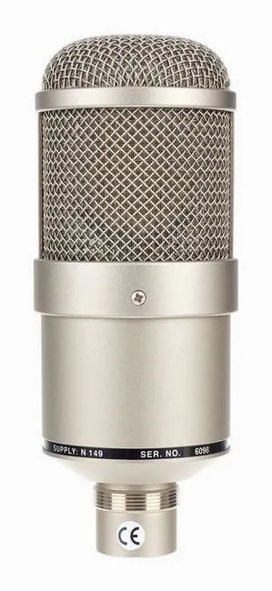 Neumann M147, de XLR-aansluiting onderaan